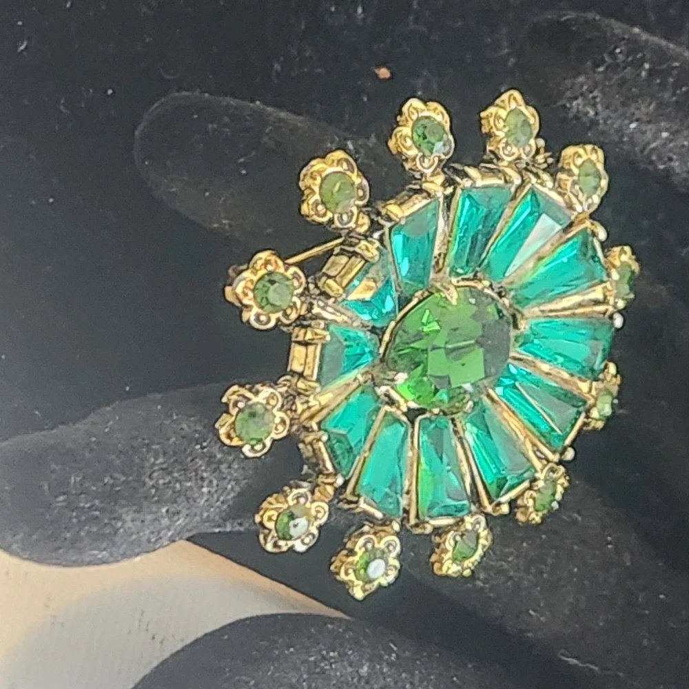 Vintage Emerald Green Sunburst Brooch Gold Tone Rhinestone Starburst‎ Pin 1.5